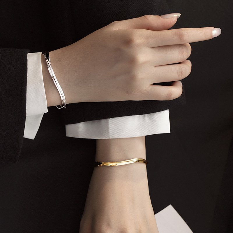 S925 Sterling Silver Minimalist Möbius Strip Bracelet - Image 2