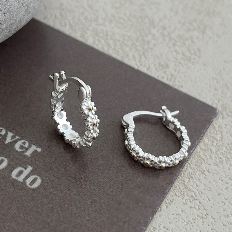 S925 Sterling Silver Daisy Flower Earrings - Image 2