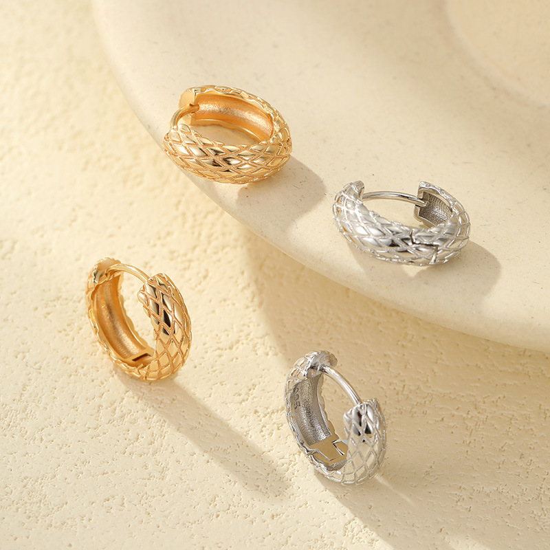 S925 Sterling Silver Diamond Pattern Earrings - Image 2